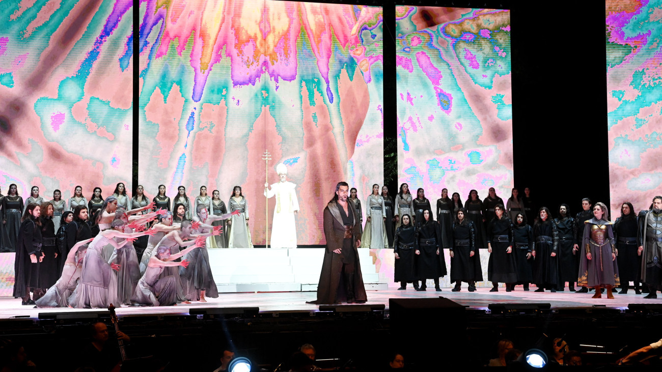 Bretz Gábor (k) Attila szerepében Giuseppe Verdi Attila című operájának próbáján a Margitszigeti Szabadtéri Színpadon 2022. augusztus 10-én este. A színdarabot augusztus 12-én és 14-én mutatják be Aczél András rendezésében.