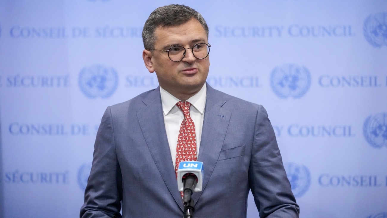 Dmitro Kuleba ukrán külügyminiszter sajtóértekezletet tart az ENSZ Biztonsági Tanácsának (BT) az ukrajnai helyzetről tartott tanácskozása kezdetén a világszervezet New York-i székházában 2023. július 17-én, az Ukrajna elleni orosz háború idején.