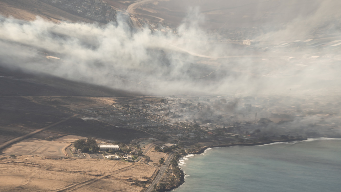 Leégett lakónegyed füstöl a hawaii Maui-sziget nyugati részén, Lahainában 2023. augusztus 9-én. Legkevesebb harminchatra nőtt a Hawaii-szigeteken két napja pusztító erdő- és bozóttüzek halálos áldozatainak száma, az anyagi kár jelentős.