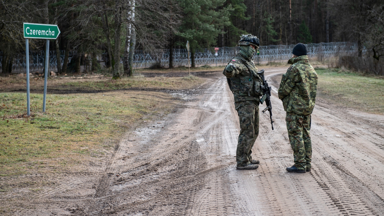 Járőröző lengyel határőrök a fehérorosz határon, Polowce környékén 2021. december 17-én. A Fehéroroszország felől érkező migrációs nyomás miatt a lengyel határőrség támogatására mintegy 12 ezer katonát mozgósítottak. Az év eleje óta csaknem 40 ezer, sok esetben a fehérorosz egyenruhások által támogatott határsértési kísérletet regisztráltak a lengyel-fehérorosz határon.