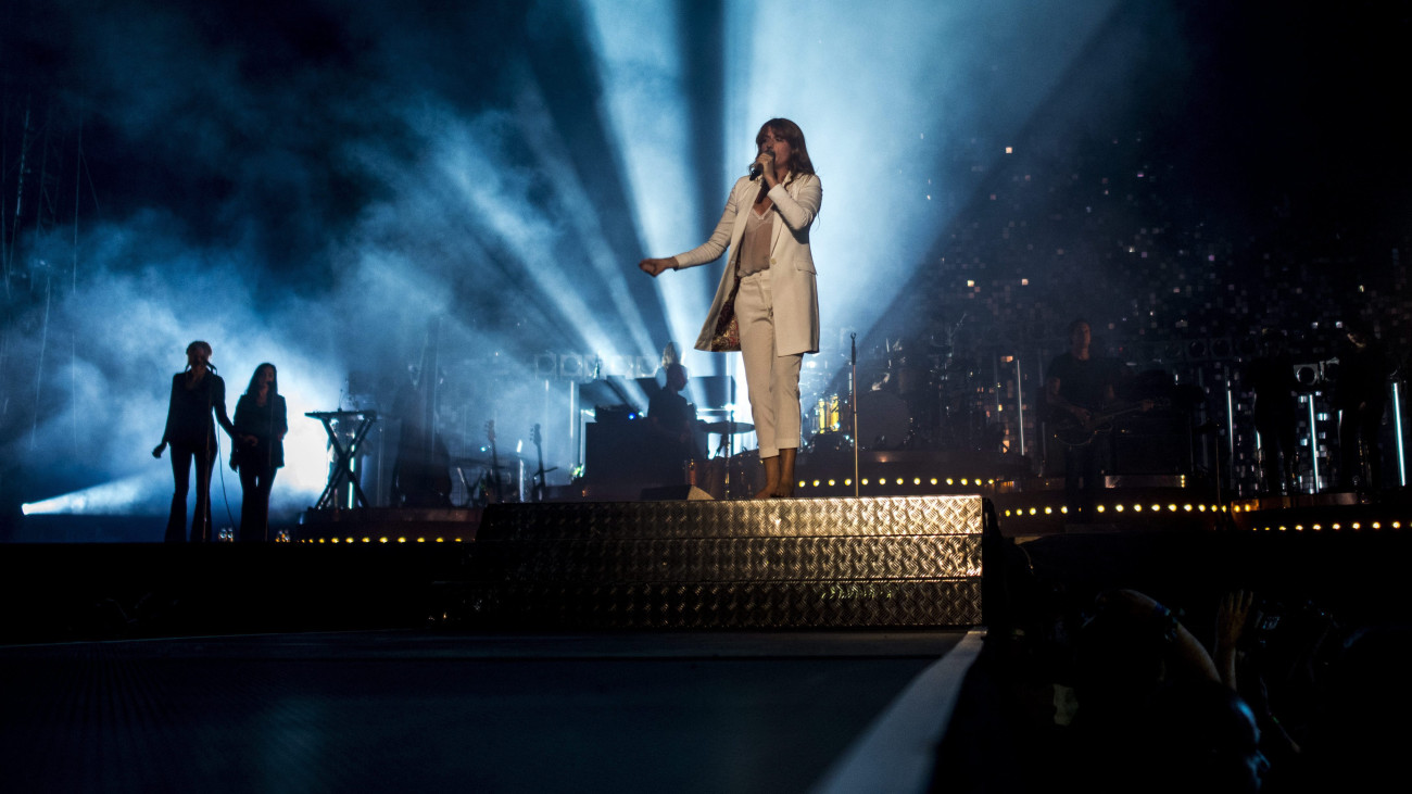 Florence Welch énekesnő az angliai Florence and the Machine együttes koncertjén a nagyszínpadon a Sziget fesztivál nulladik napján, 2015. augusztus 11-én.
