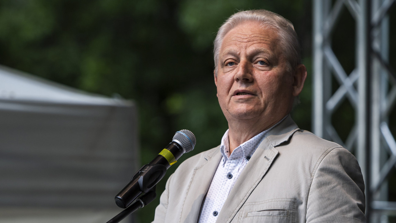 Tarlós István főpolgármester beszédet mond a felújított óbudai Holdudvar park avatásán 2019. június 22-én.