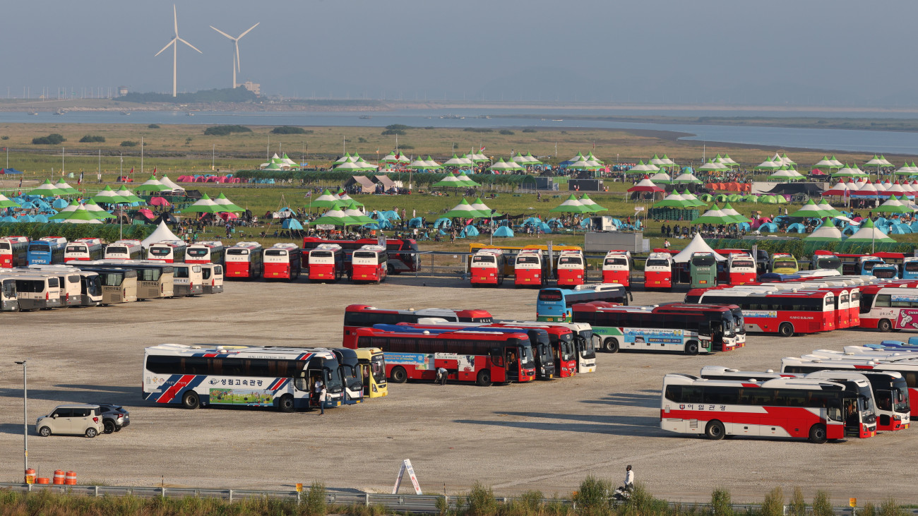 A 25. Cserkész Világtalálkozó résztvevőit elszállító buszok sorakoznak a helyszínen, a Dél-Korea délnyugati részén lévő Puan megyében 2023. augusztus 8-án. Dél-Koreában mintegy 40 ezer, a Cserkész Világtalálkozóra érkezett gyerek kimenekítésére készülnek a hatóságok a közelgő Khanun tájfun miatt. Az elnöki hivatal tudatta, hogy a fiatalok egy részét ideiglenesen Szöulban és környékén, szállodákban és egyéb épületekben helyezik el.