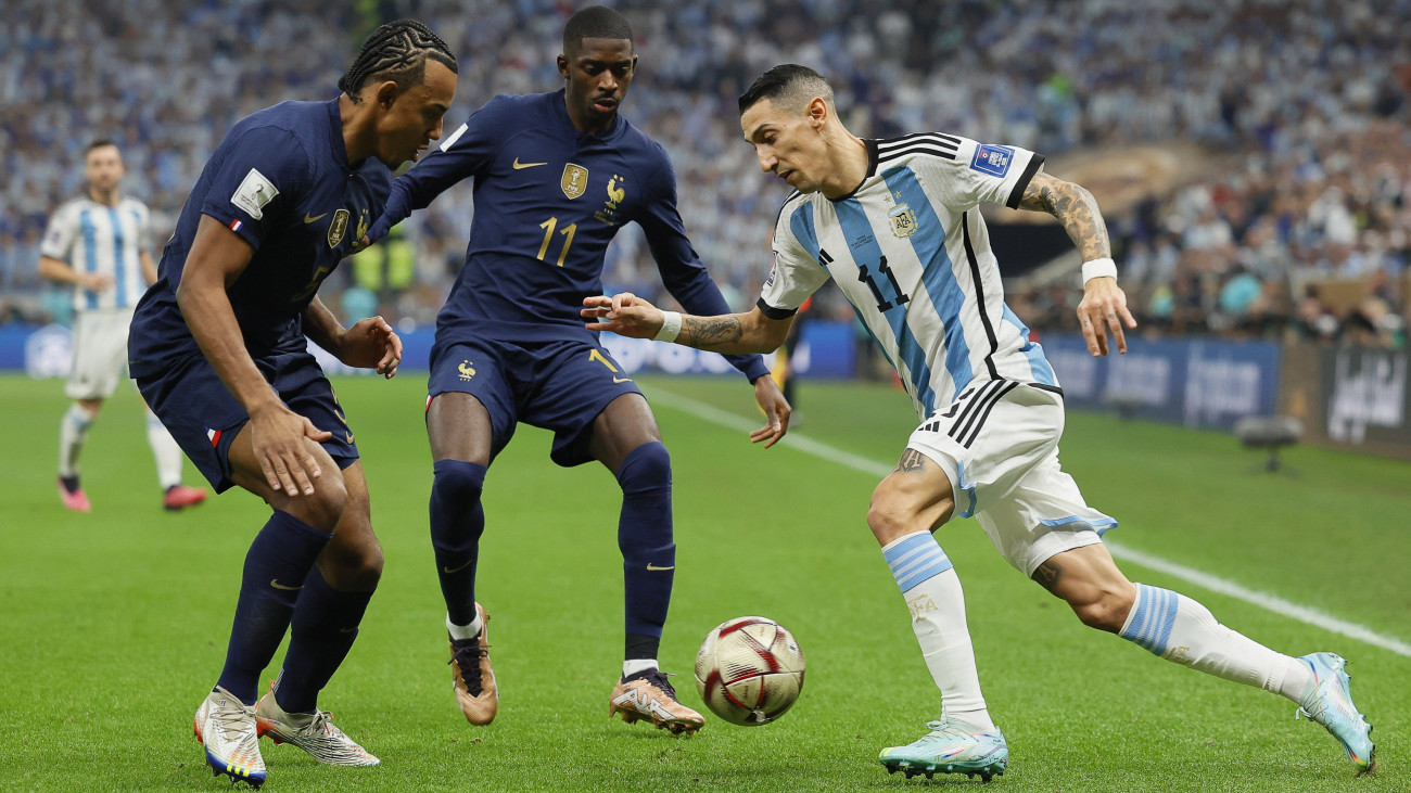 Az argentin Ángel di María (j), illetve a francia Jules Koundé (b) és Ousmane Dembélé a katari labdarúgó-világbajnokság döntőjében játszott Argentína-Franciaország mérkőzésen a Loszaíl Stadionban 2022. december 18-án.