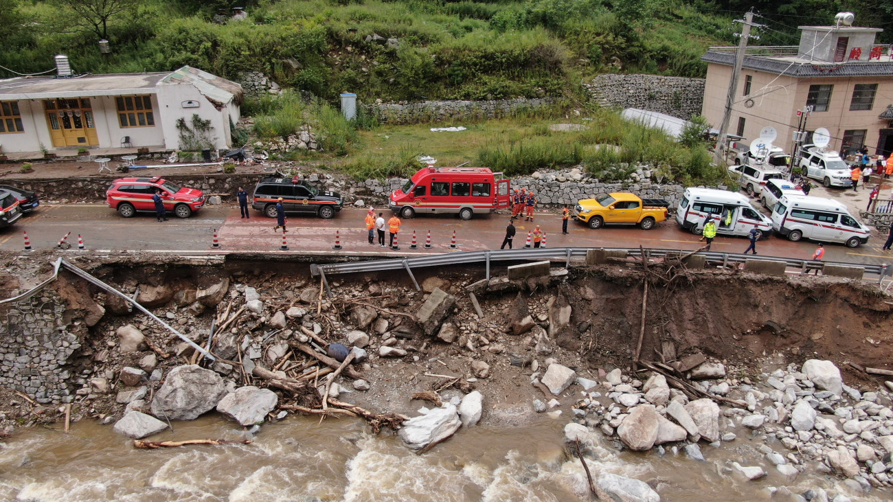 Villámárvíz és sárlavina pusztításának nyomai a Senhszi tartománybeli Hszian várostól délre fekvő Vejcipingben 2023. augusztus 12-én. A heves esőzés az előző estén földcsuszamlást okozott, amely két házat elsodort. A sárlavina által elragadott emberek közül négyet sikerült kimenteni, ketten meghaltak. A hatóságok tizenhat eltűntet keresnek.