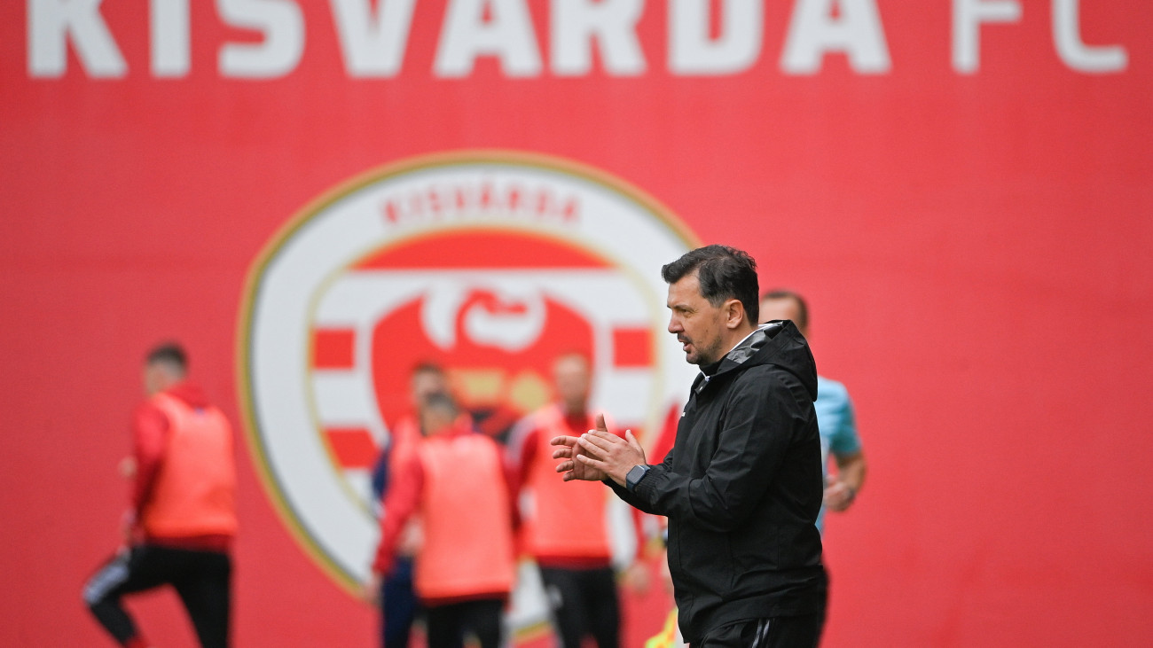 Milos Kruscic, a Kisvárda szerb vezetőedzője a labdarúgó OTP Bank Liga 25. fordulójában játszott Kisvárda Master Good - Puskás Akadémia FC mérkőzésen a kisvárdai Várkerti Stadionban 2023. április 1-jén.