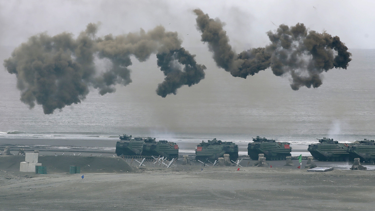 Az ellenséges kétéltű járművek partraszállásának meghiúsítását gyakorolják katonák a Han Kuang hadgyakorlaton a tajvani Hszinpejben (New Taipei City) 2023. július 27-én.