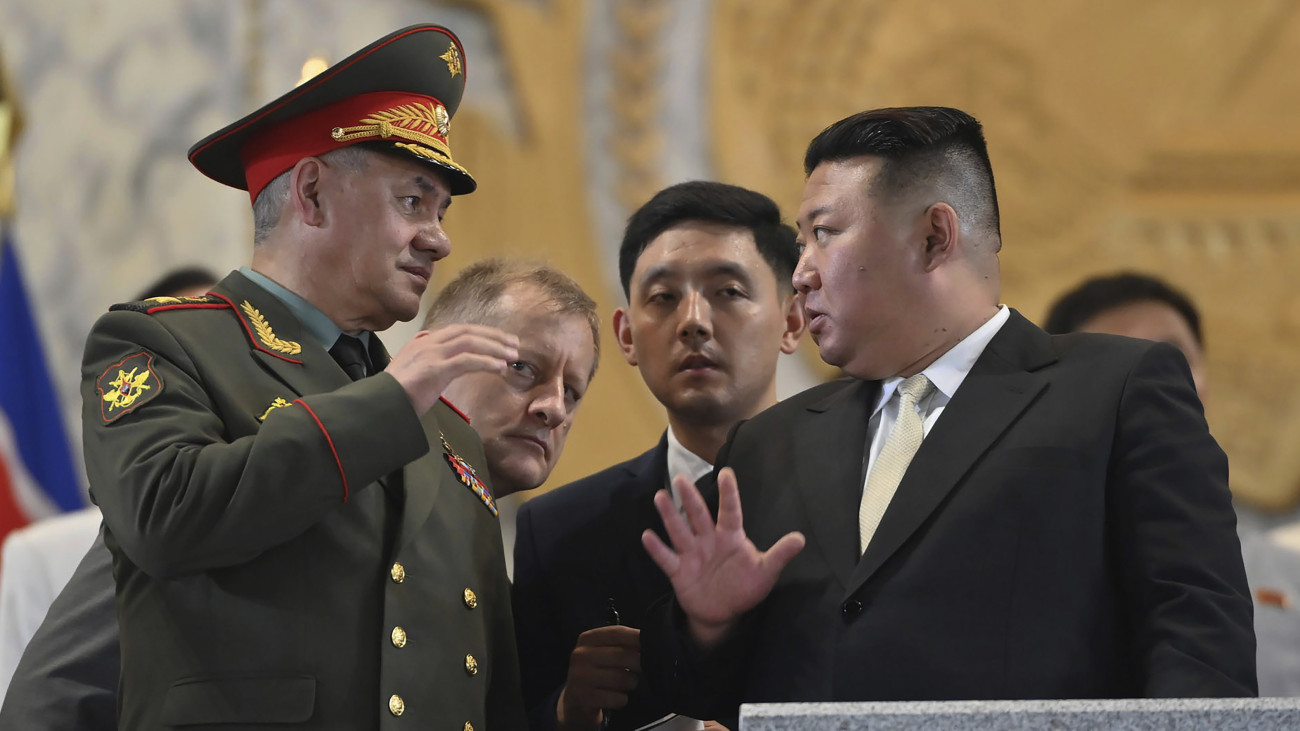 Az észak-koreai kormány által közreadott felvételen Szergej Sojgu orosz védelmi miniszter (b) és Kim Dzsong Un észak-koreai vezető beszélget a díszpáholyban a koreai háború végének 70. évfordulóján tartott katonai díszszemlén a phenjani Kim Ir Szen téren 2023. július 27-én. A parádén részt vett Li Hong-csung, a kínai Országos Népi Gyűlés Állandó Bizottságának alelnöke is.