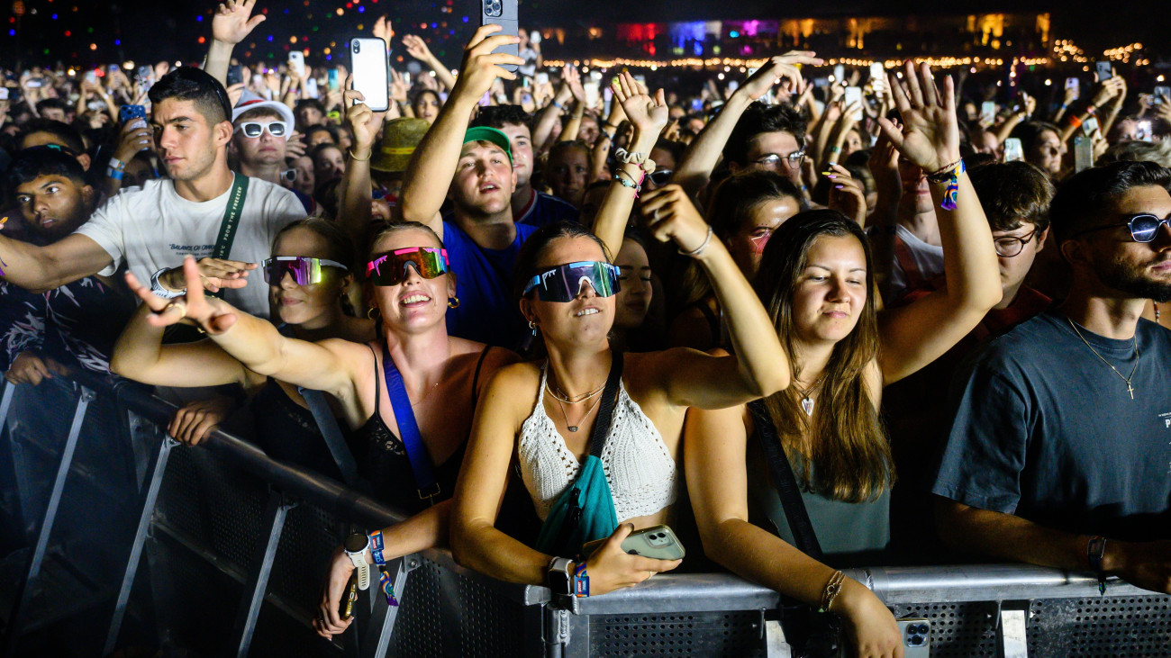 Közönség David Guetta francia DJ koncertjén a 29. Sziget fesztivál harmadik napján az óbudai Hajógyári-szigeten 2023. augusztus 12-én.
