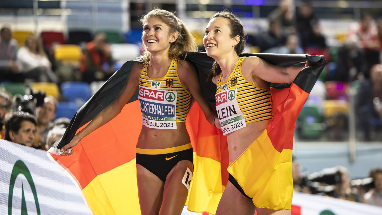 Az ezüstérmes német Konstanze Klosterhalfen (b) és aranyérmes honfitársa, Hannah Klein az isztambuli fedett pályás atlétikai Európa-bajnokság női 3000 méteres síkfutásának eredményhirdetésén 2023. március 3-án.