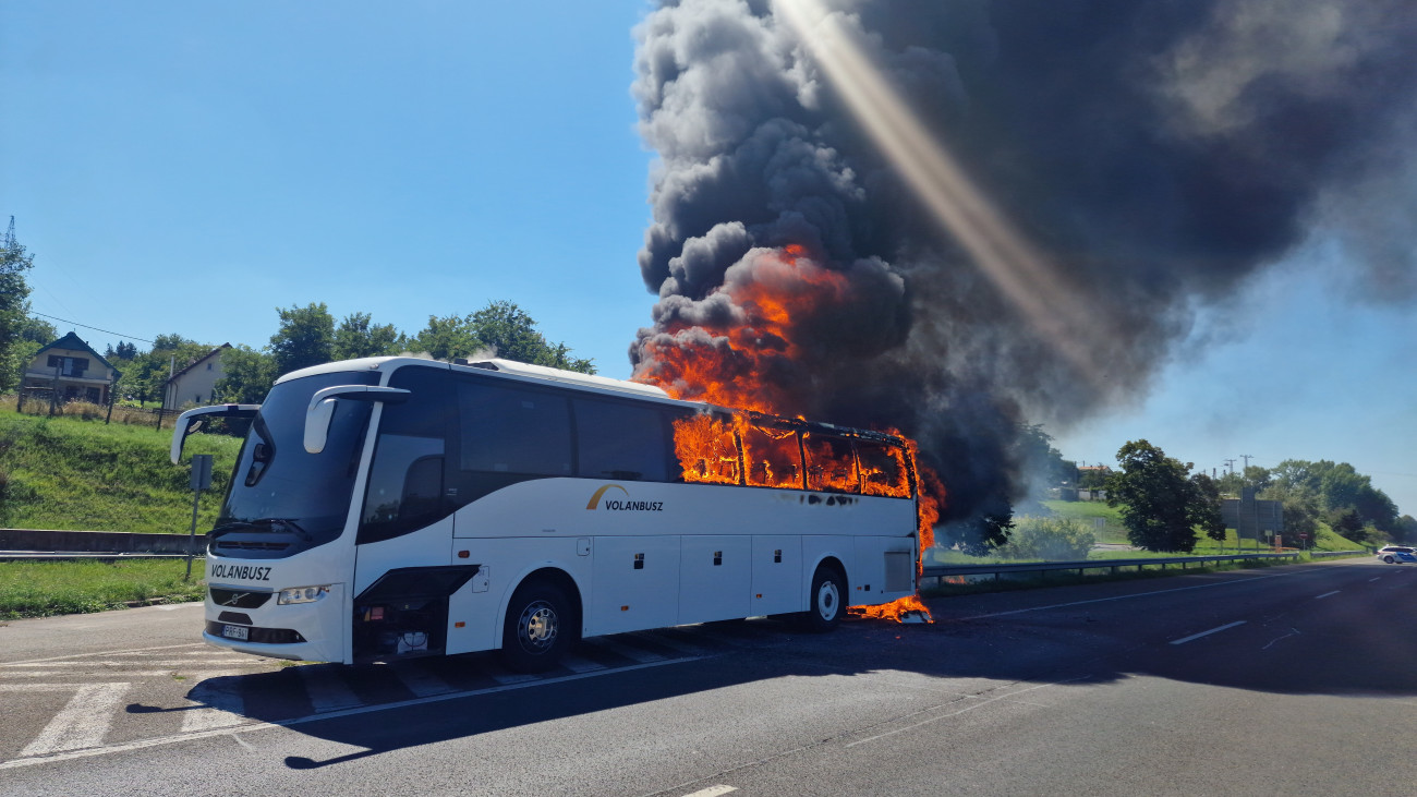 Égő autóbusz az M3-as autópálya 19-es kilométerénél, Mogyoród közelében 2023. augusztus 14-én. A távolsági busz műszaki hiba miatt gyulladt ki, a tűzben senki nem sérült meg.