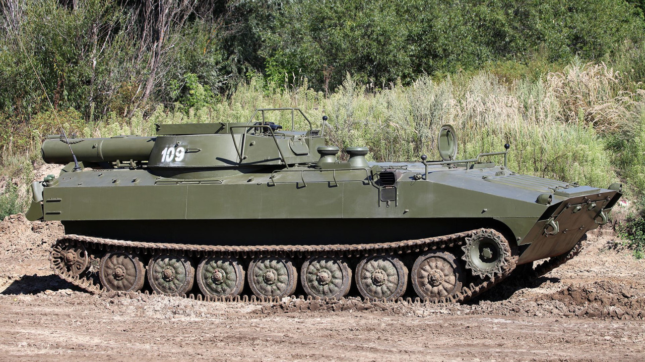 UR-77 orosz aknamentesítő jármű. Forrás: Wikipédia