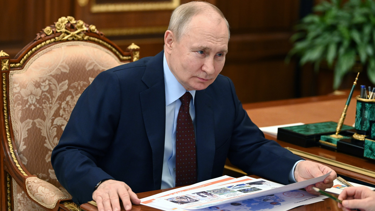 Vlagyimir Putyin orosz elnök Alekszej Lihacsovval, a Roszatom orosz állami atomenergetikai társaság vezérigazgatójával tanácskozik Moszkvában 2023. augusztus 14-én.