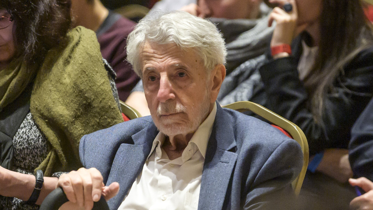 Kőszeg Ferenc irodalomtörténész, volt országgyűlési képviselő a Szépművészeti Múzeum Antik Gyűjteménye alapításának 110. évfordulóján tartott Antik ünnep programsorozaton 2018. december 5-én.