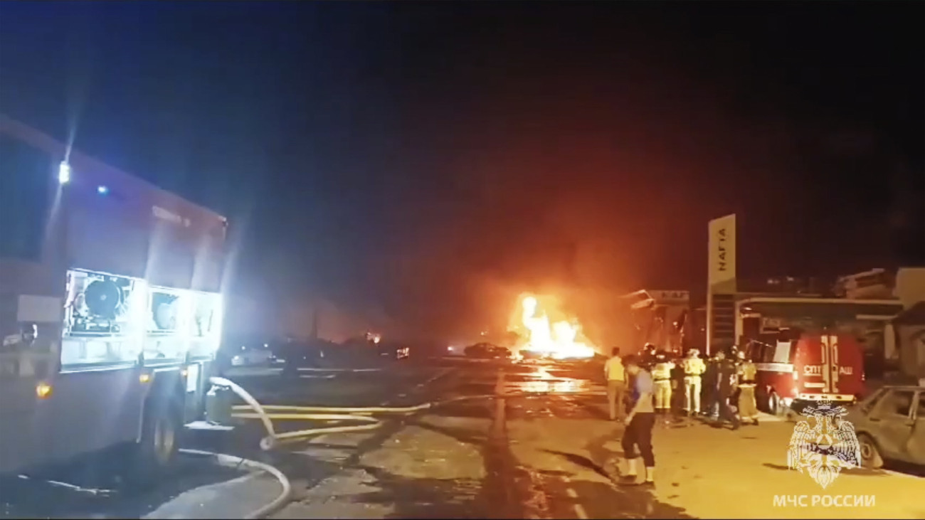 A rendkívüli helyzetek orosz minisztériuma által közreadott képen benzinkútnál ég tűz a dagesztáni főváros, Mahacskala közelében 2023. augusztus 14-én, miután robbanás történt a benzinkúttal szemben. Huszonhét ember életét vesztette, hatvanhat pedig megsérült.