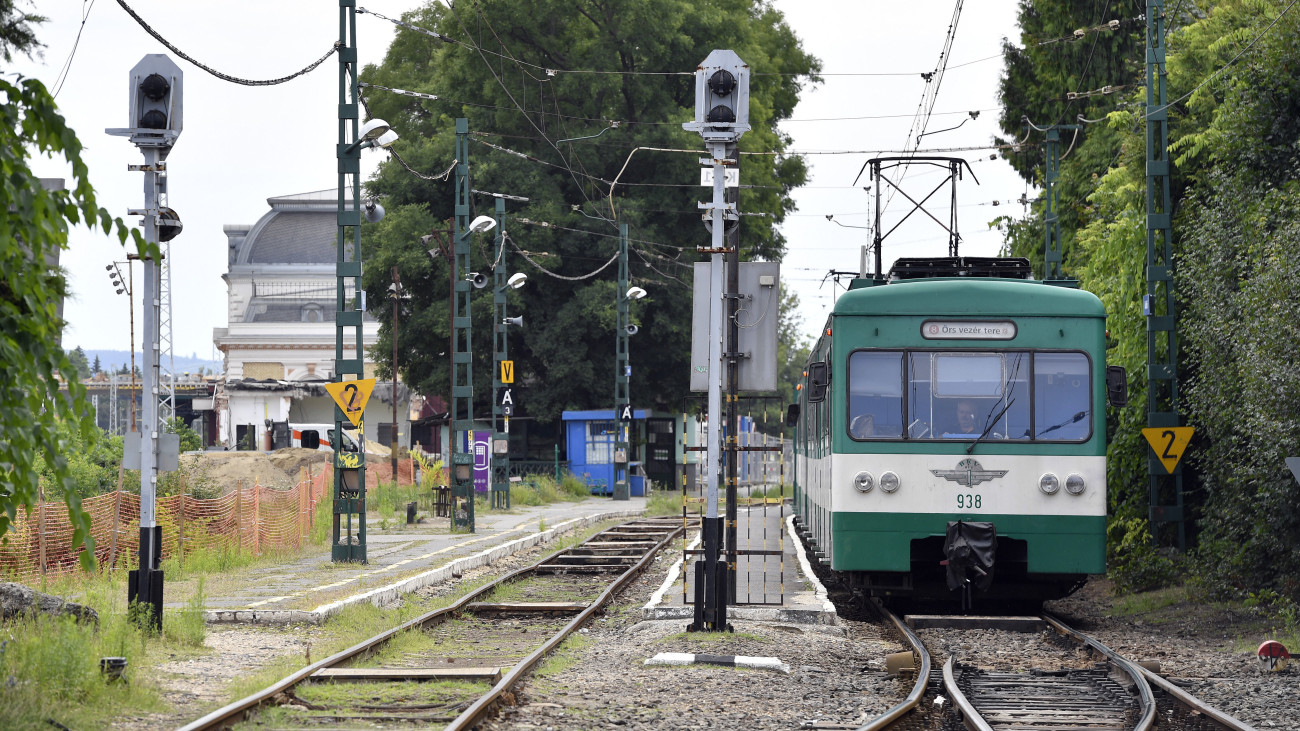 A HÉV végállomása a gödöllői vasútállomás mellett a Pécel és Aszód közötti vasútvonalon 2019. július 18-án. A vasútvonal felújítása során mindkét sínpárt újjáépítik, valamint Péceltől Turáig átépítik az állomásokat.