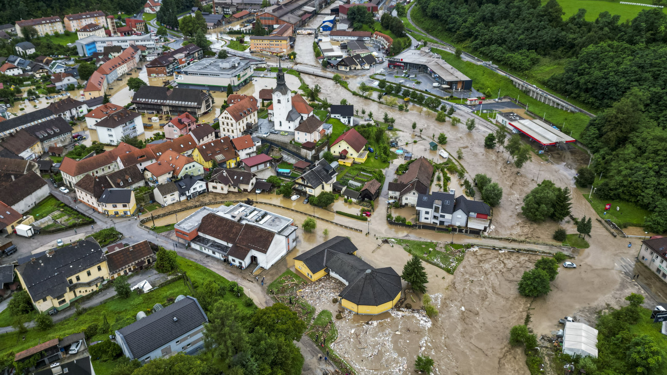 Árvíz a szlovéniai fővárostól, Ljubljanától mintegy 60 kilométerre északkeletre fekvő Ravne na Koroskemben 2023. augusztus 4-én. Az ország északi, északnyugati és középső részén egyhavi csapadékmennyiségnek megfelelő eső esett, villámárvizeket és földcsuszamlásokat okozva, emiatt utak és hidak váltak járhatatlanná és házakat öntött el víz.