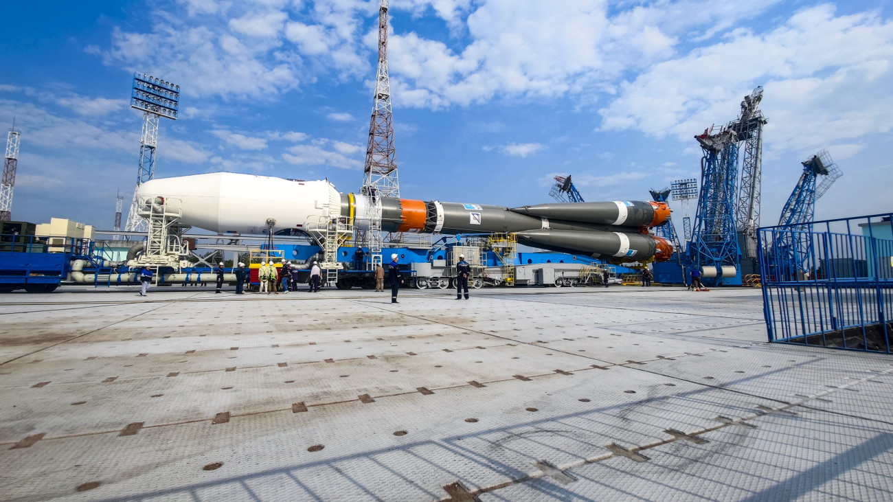 A Roszkoszmosz orosz állami űrügynökség felvételén fellövésre készítik elő a Szojuz-2.1b hordozórakétával összekapcsolt Hold-kutató Luna-25 leszállóegységet az orosz Távol-Keleten, az Amuri területen levő Vosztocsnij űrrepülőtéren 2023. augusztus 7-én. A tervek szerint még augusztusban felbocsátják a szondát, amely a Hold déli pólusán száll majd le. A küldetés fő célja a fékezett leszállási technológiák fejlesztése, a Hold belső szerkezetének vizsgálata és az erőforrások, köztük a víz felkutatása. A leszállóegység várhatóan egy évig fog üzemelni az égitest felszínén.