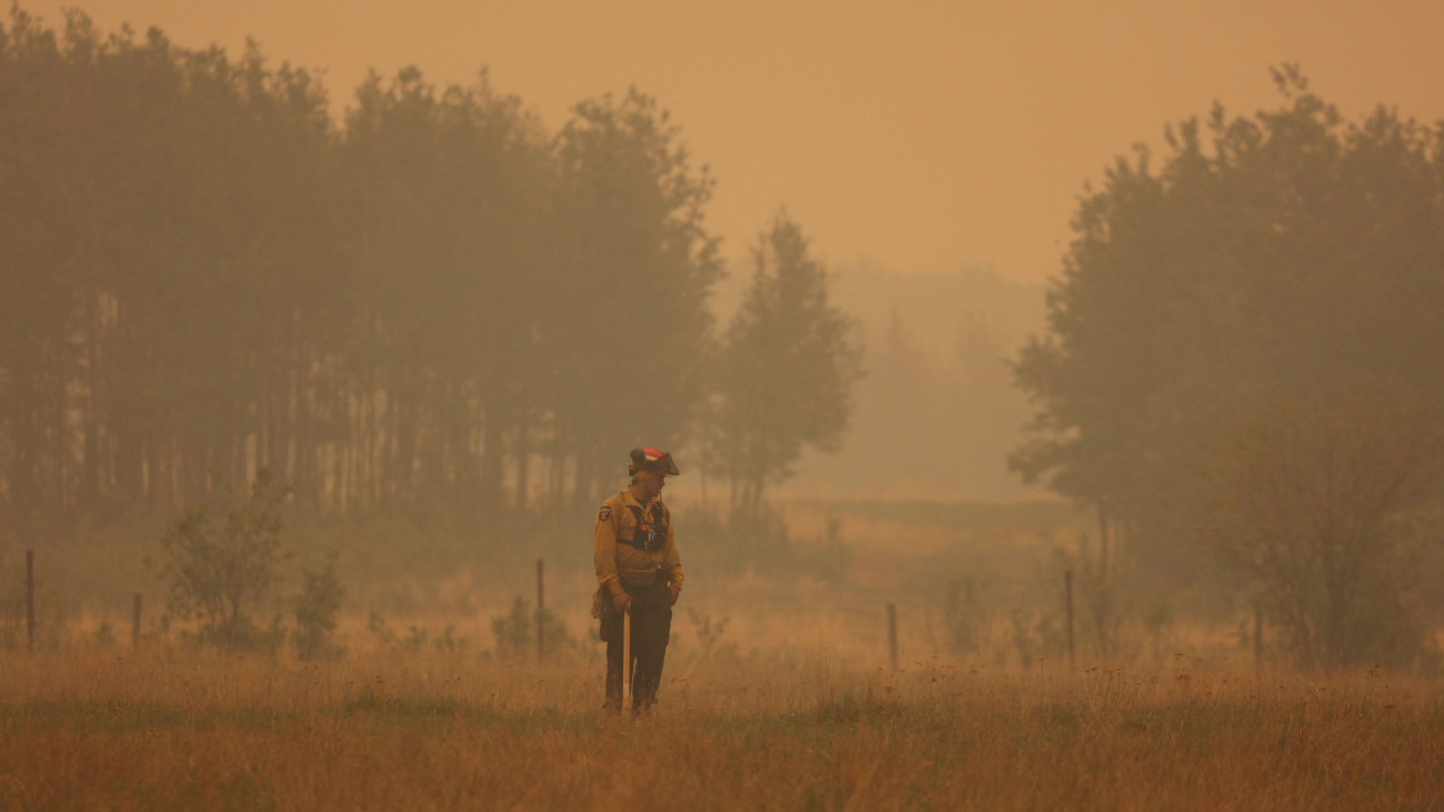Az Alberta Wildfire által közreadott képen erdőtűz füstje a kanadai Alberta tartományban fekvő Sturgeon Lake Cree Nation területén 2023. június 8-án. A kanadai erdőtüzek füstje miatt az Egyesült Államok több északkeleti államában levegőminőségi riasztás van érvényben.