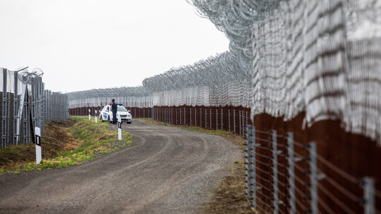 A magyar-szerb határszakaszon lévő ideiglenes biztonsági határzár Röszke közelében 2023. június 6-án. Befejeződött a déli határzár megerősítése és kibővítése.