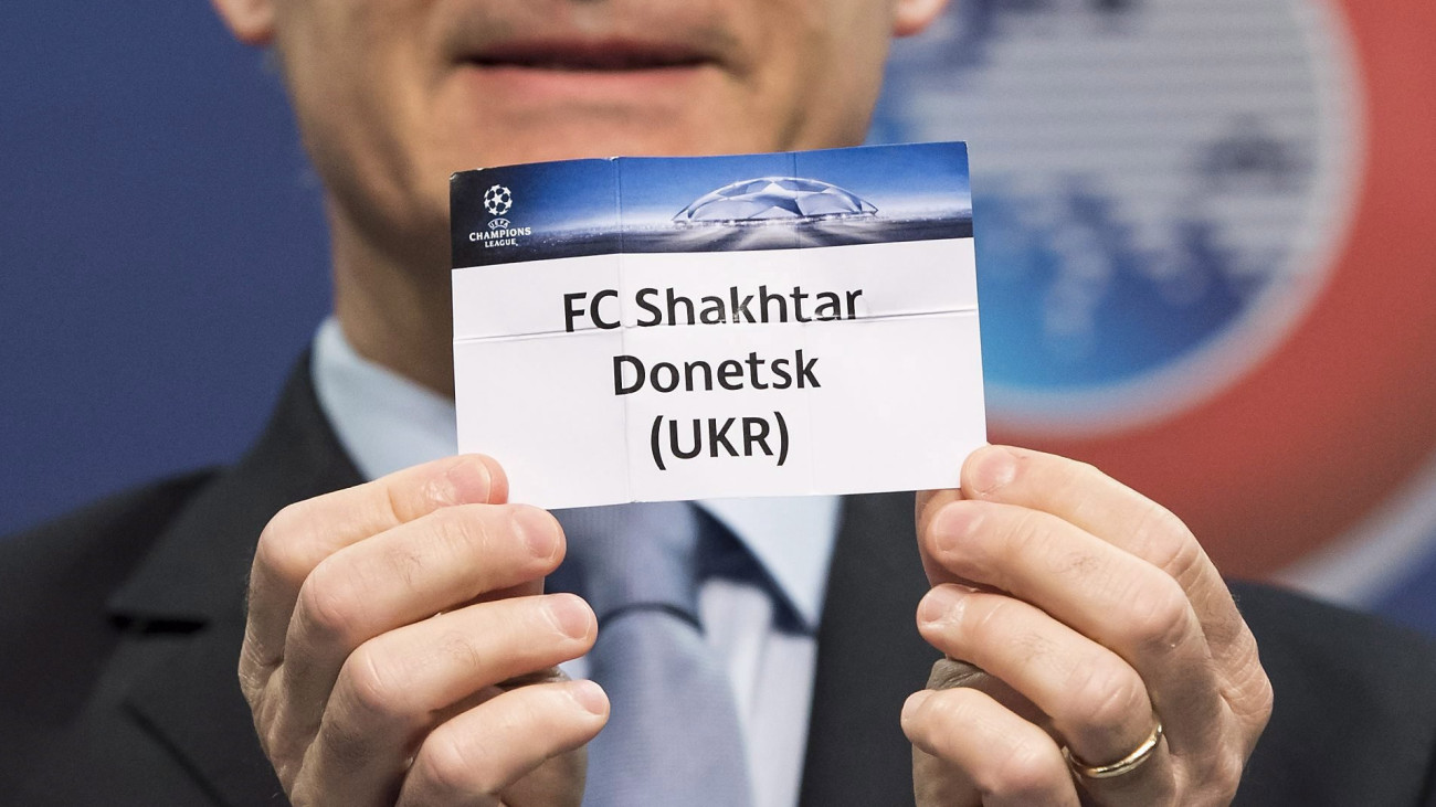 Nyon, 2016. július 15.Giorgio Marchetti, az Európai Labdarúgó-szövetség, az UEFA versenyigazgatója az ukrán Sahtar Donyeck labdarúgóklub nevét mutatja a Bajnokok Ligája selejtezője harmadik fordulójának sorsolásán az UEFA székházában, a svájci Nyonban 2016. július 15-én. (MTI/EPA/Jean-Christophe Bott)