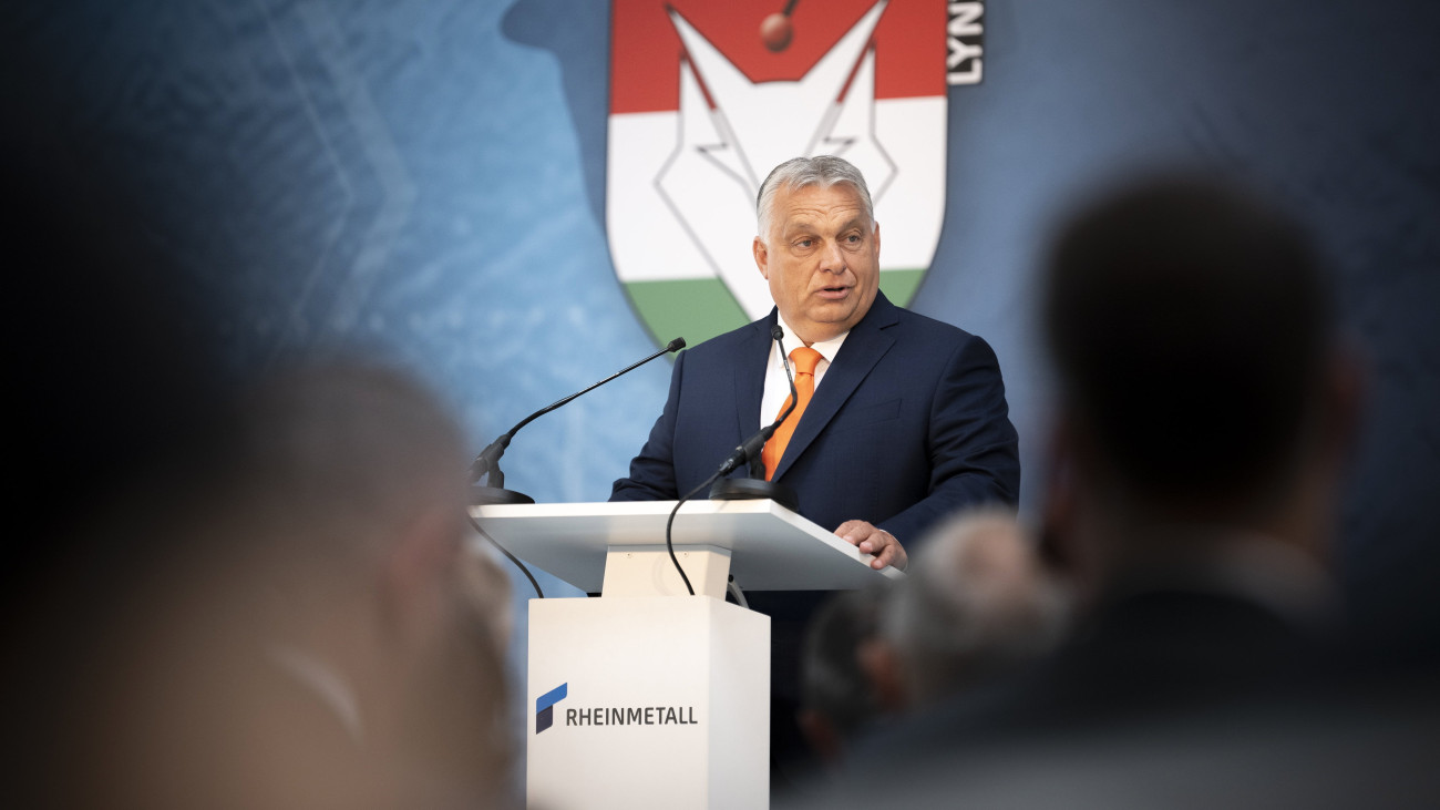 A Miniszterelnöki Sajtóiroda által közreadott képen Orbán Viktor kormányfő beszédet mond a Rheinmetall német hadiipari cég zalaegerszegi harckocsigyárának avatásán 2023. augusztus 18-án.