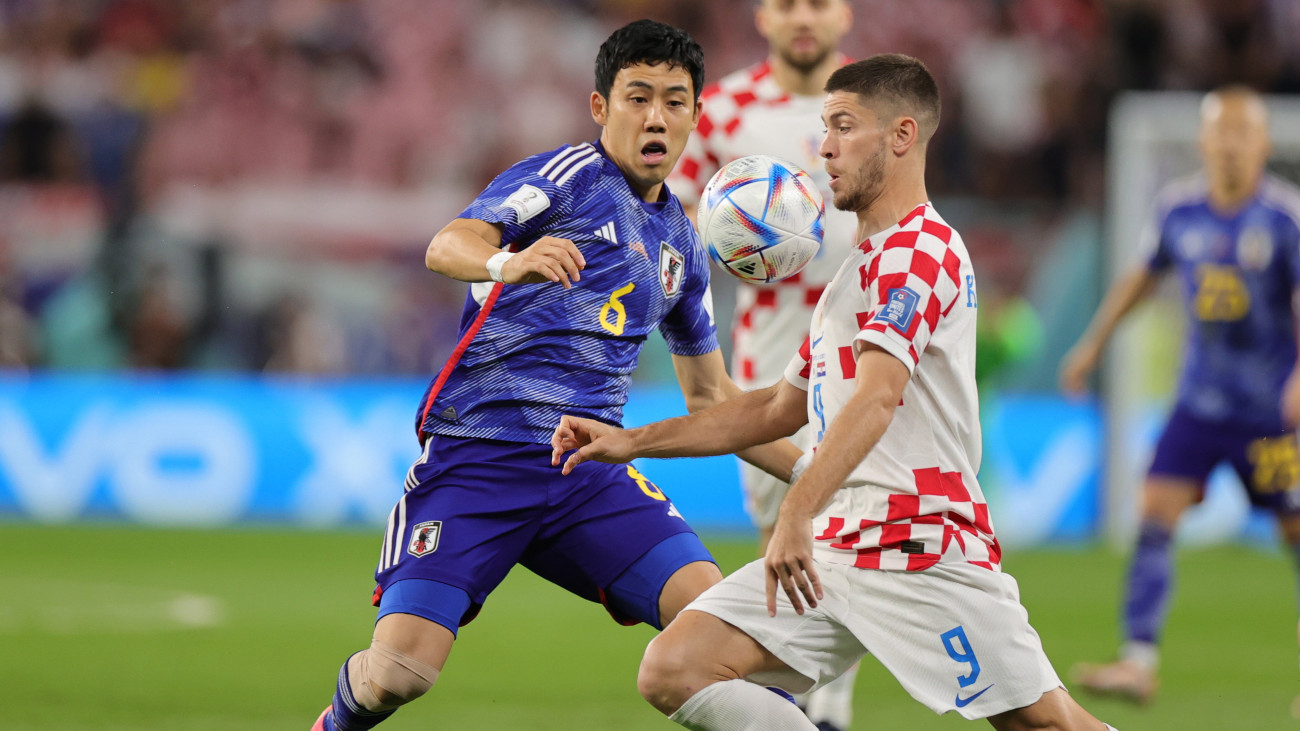 A japán Endo Vataru (j) és a horvát Andrej Kramaric a katari labdarúgó-világbajnokság nyolcaddöntőjében játszott Japán-Horvátország mérkőzésen az al-vakrai al-Dzsanúb Stadionban 2022. december 5-én.
