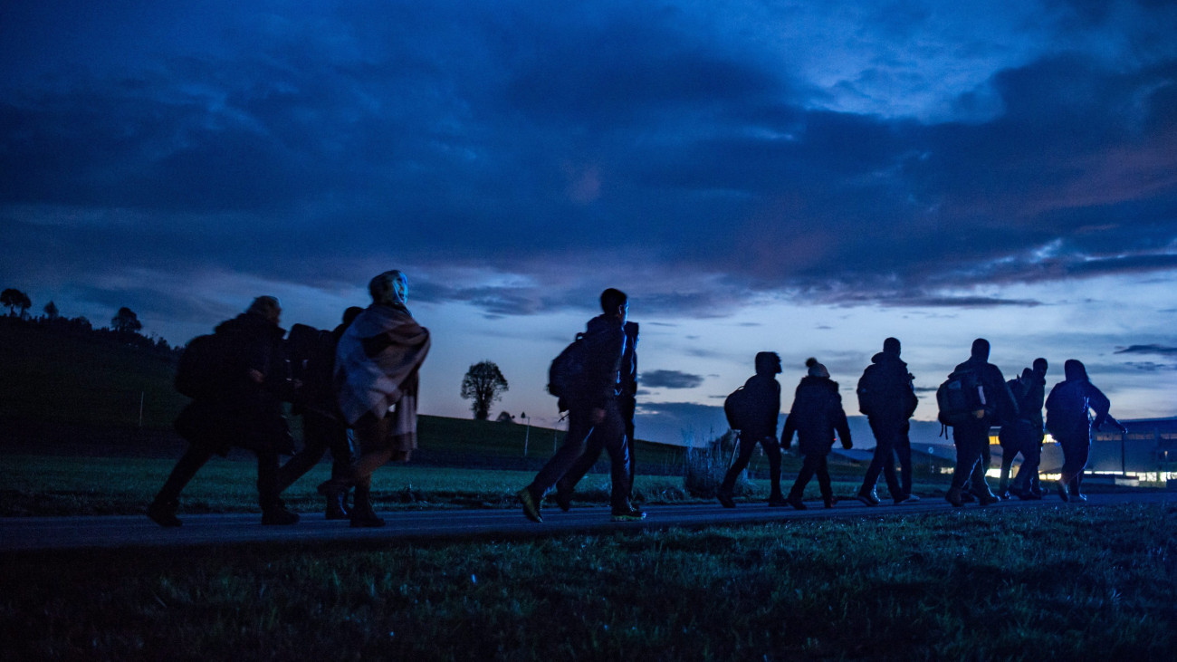 Wegscheid, 2015. október 28.Ausztriából érkezett bevándorlók egy átmeneti szállásra mennek a németországi Wegscheid közelében 2015. október 28-án. (MTI/EPA/Armin Weigel)