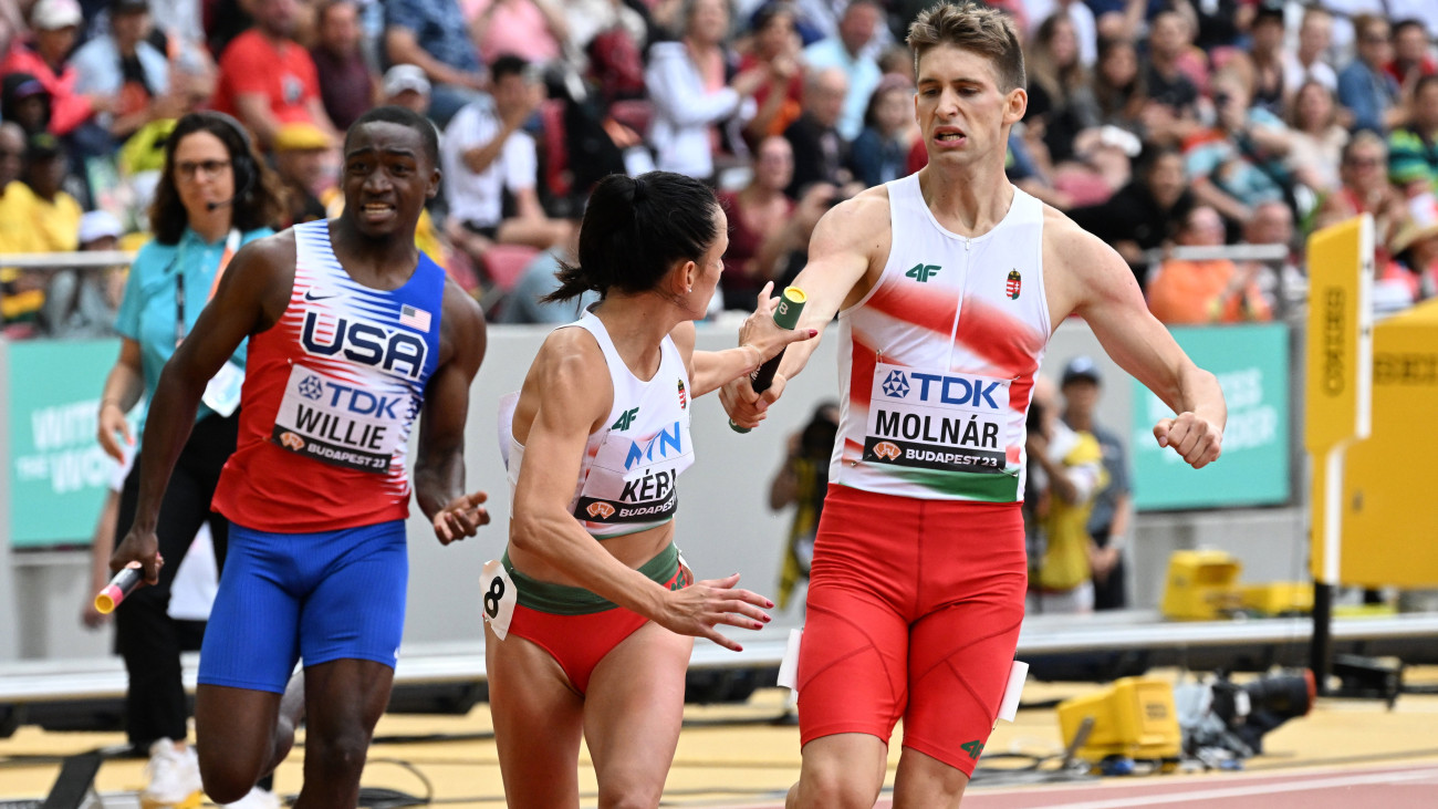 Kéri Bianka váltja Molnár Attilát a 4x400 méteres vegyes váltófutás előfutamában a budapesti atlétikai világbajnokságon a Nemzeti Atlétikai Központban 2023. augusztus 19-én.