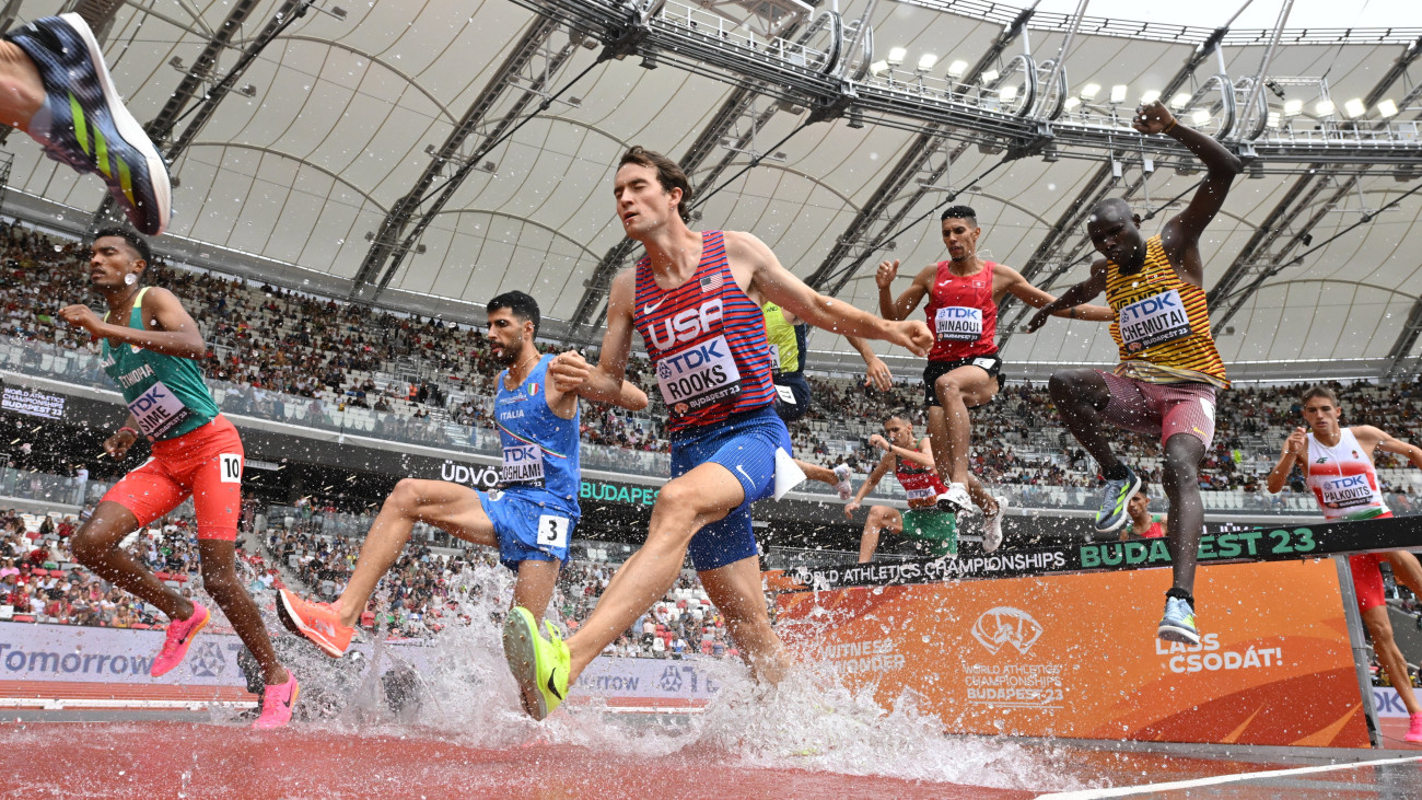 Versenyzők a férfi 3000 méteres akadályfutás előfutamában a budapesti atlétikai világbajnokságon a Nemzeti Atlétikai Központban 2023. augusztus 19-én.