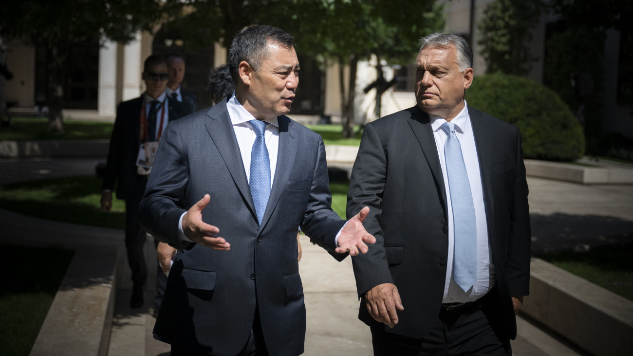A Miniszterelnöki Sajtóiroda által közreadott képen Orbán Viktor kormányfő (j) munkalátogatáson fogadja Szadir Zsaparov kirgiz elnököt a Karmelita kolostornál 2023. augusztus 20-án.