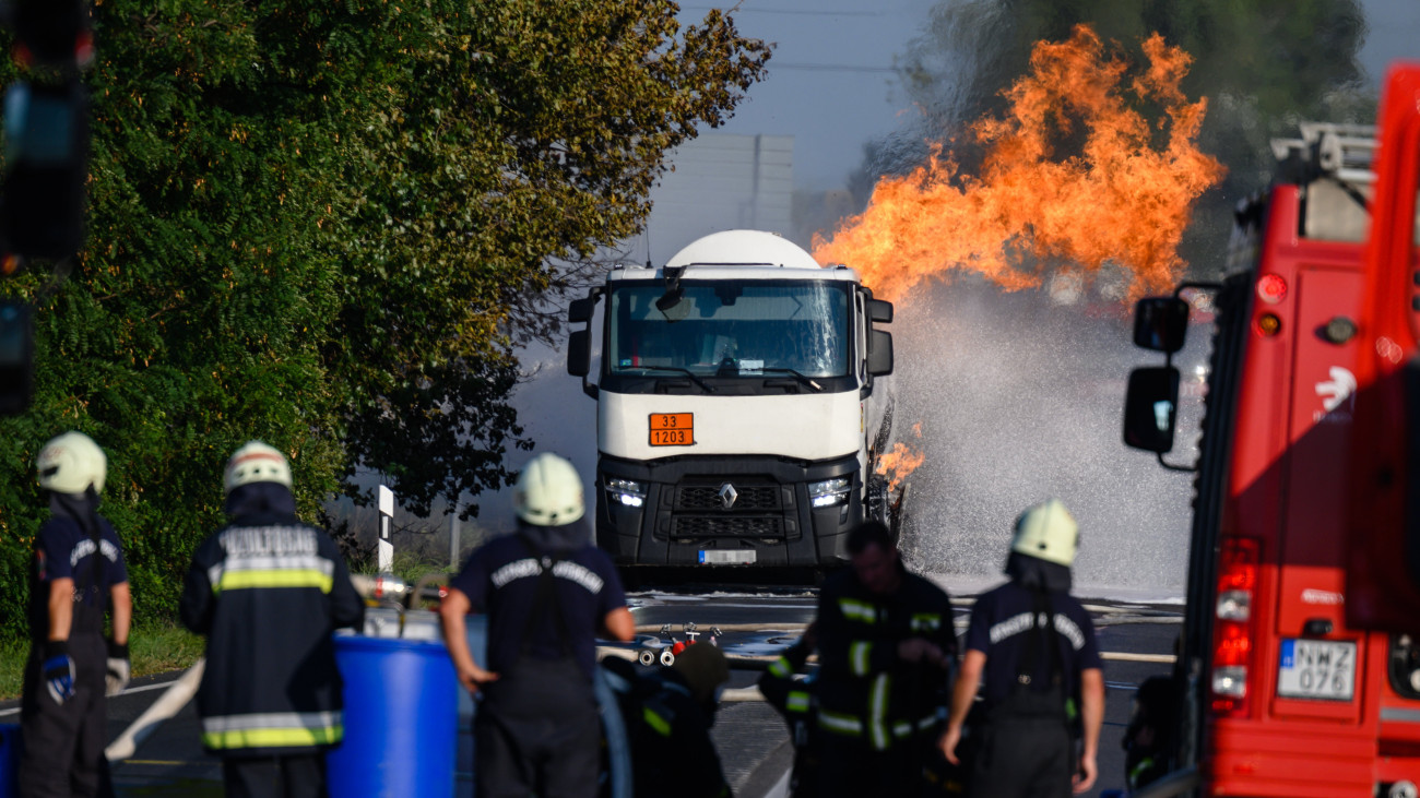 Tűzoltók égő tartályos kamionnál a 62-es főúton, Székesfehérvár közelében 2023. augusztus 20-án.