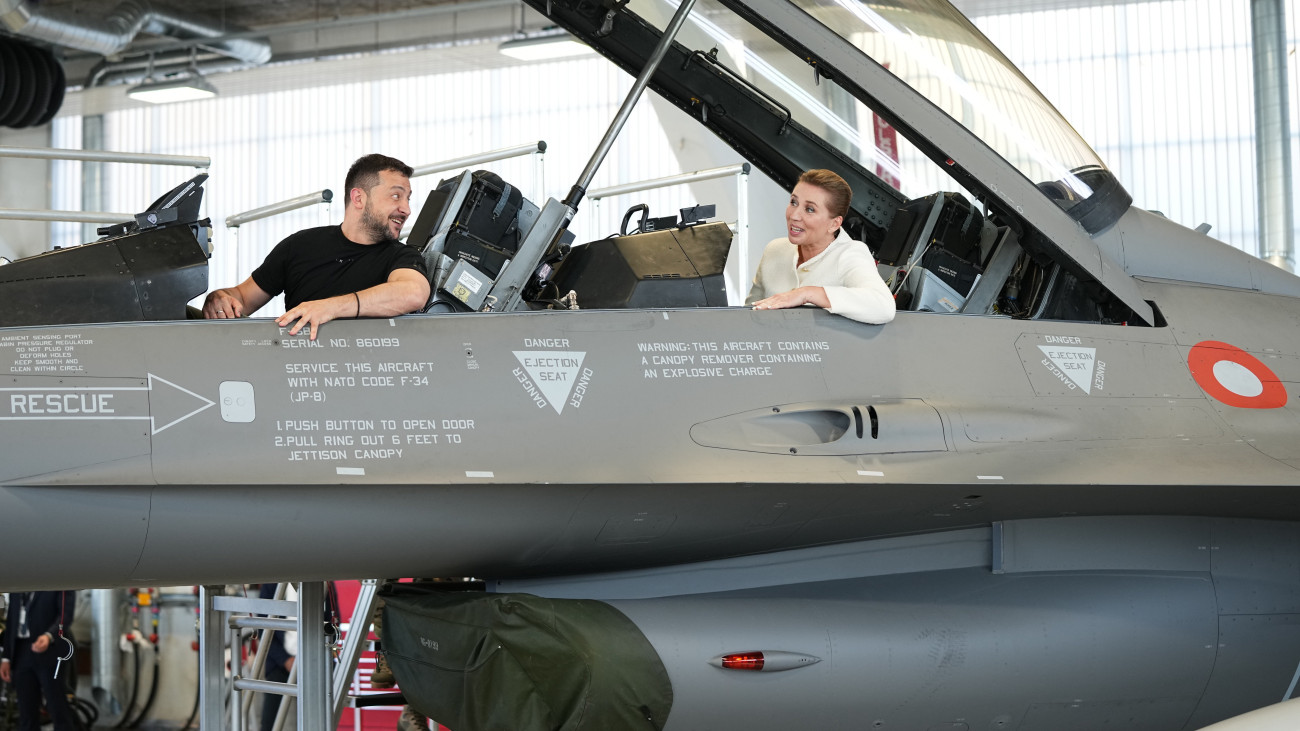 Volodimir Zelenszkij ukrán elnök (b) és Mette Frederiksen dán miniszterelnök amerikai gyártmányú F-16-os harci repülőgépen a dániai Vojensben lévő Skrydstrup légi támaszponton 2023. augusztus 20-án, az Ukrajna elleni orosz háború alatt.