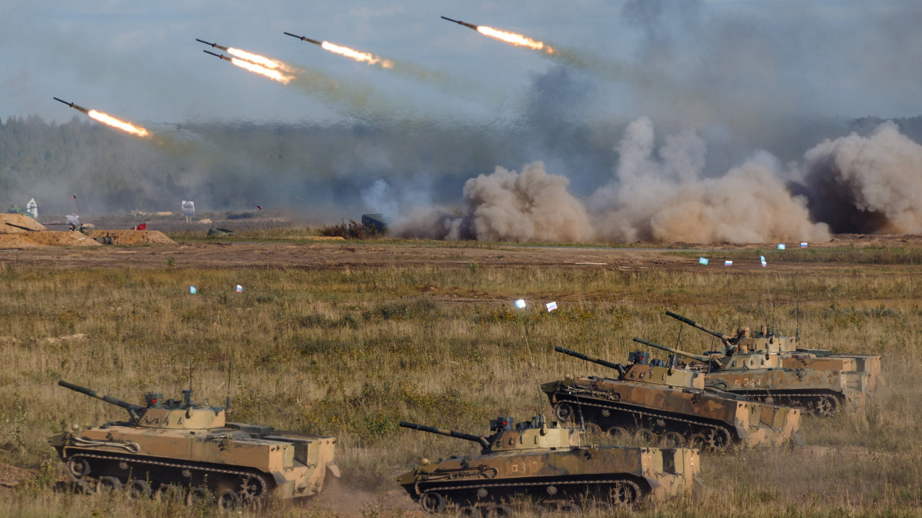 Az orosz védelmi minisztérium sajtószolgálata által közreadott képen orosz 122 milliméteres BM-21-es Grad rakétavetővel tüzelnek a Zapad-2021 (Nyugat-2021) fedőnevű orosz-fehérorosz közös stratégiai hadgyakorlaton a Nyizsnij Novgorod térségében lévő mulinói gyakorlótéren 2021. szeptember 13-án.
