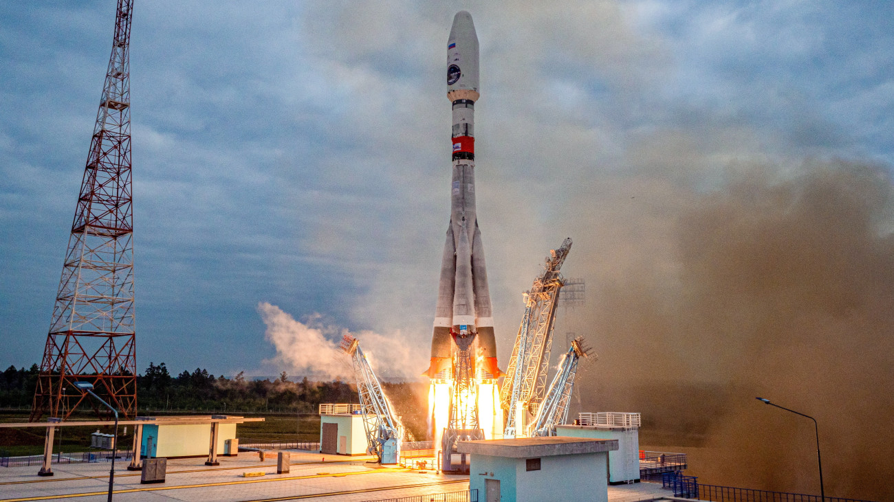 A Roszkozmosz orosz állami űrügynökség felvételén felbocsátják a Szojuz-2.1b hordozórakétával és Fregat gyorsítóblokkal összekapcsolt Luna-25 Holdra szálló űrszondát az Amuri területen levő Vosztocsnij űrrepülőtérről 2023. augusztus 11-én. Az automatikus kutatóállomás érkezése a Hold déli pólusára várható. Feladata a Hold belső szerkezetének vizsgálata és az erőforrások, köztük a víz felkutatása lesz.MTI/EPA/Roszkozmosz