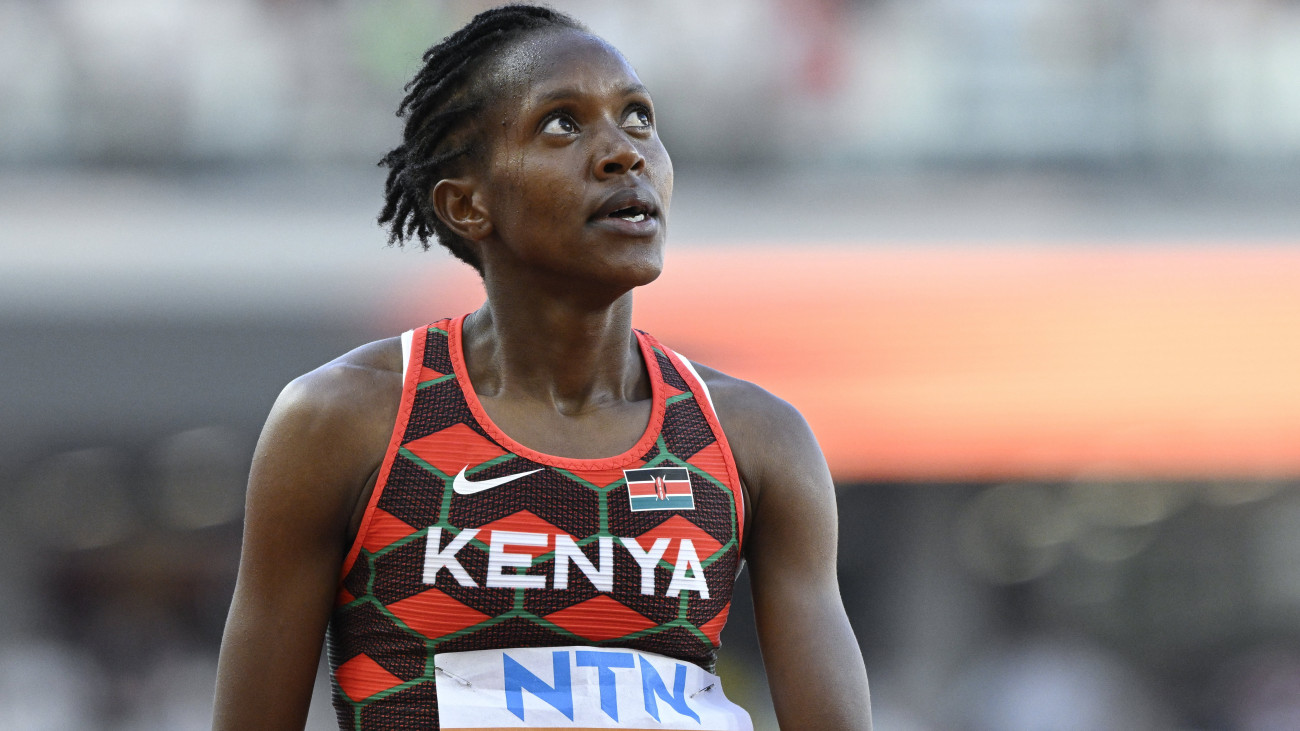 A kenyai Faith Kipyegon a női 1500 méteres síkfutás elődöntőjében a budapesti atlétikai világbajnokságon a Nemzeti Atlétikai Központban 2023. augusztus 20-án.