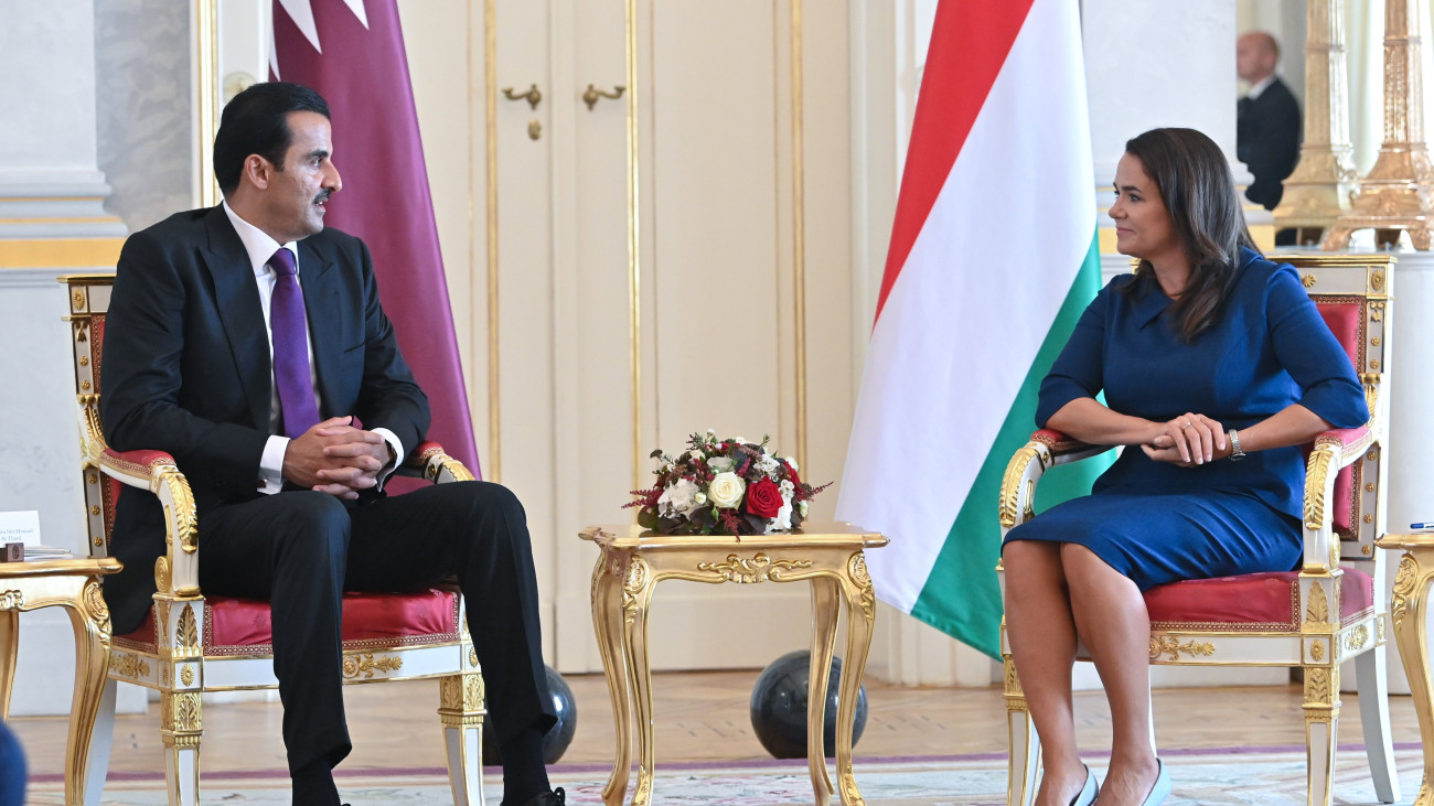 Novák Katalin köztársasági elnök és Tamím bin Hamad ál-Száni katari emír tárgyal a Sándor-palotában 2023. augusztus 21-én.