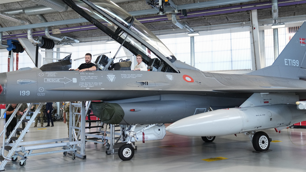 Volodimir Zelenszkij ukrán elnök (b) és Mette Frederiksen dán miniszterelnök amerikai gyártmányú F-16-os harci repülőgépen a dániai Vojensben lévő Skrydstrup légi támaszponton 2023. augusztus 20-án, az Ukrajna elleni orosz háború alatt.