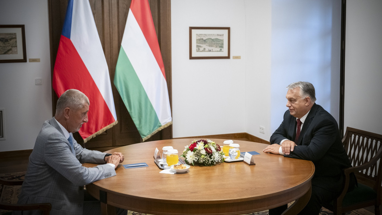 A Miniszterelnöki Sajtóiroda által közreadott képen Orbán Viktor miniszterelnök (j) kétoldalú megbeszélést folytat Andrej Babis korábbi cseh kormányfővel, a fő ellenzéki erő, az ANO párt elnökével a Karmelita kolostorban 2023. augusztus 21-én.