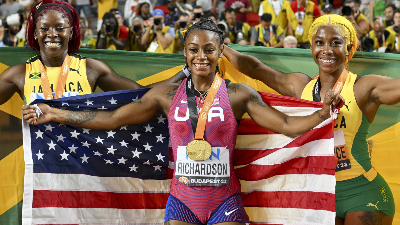 A győztes amerikai ShaCarri Richardson (k), a második helyezett jamaicai Shericka Jackson (b) és a harmadik helyezett jamaicai Shelly-Ann Fraser-Pryce (j) női 100 méteres síkfutás döntője után a budapesti atlétikai világbajnokságon a Nemzeti Atlétikai Központban 2023. augusztus 21-én.