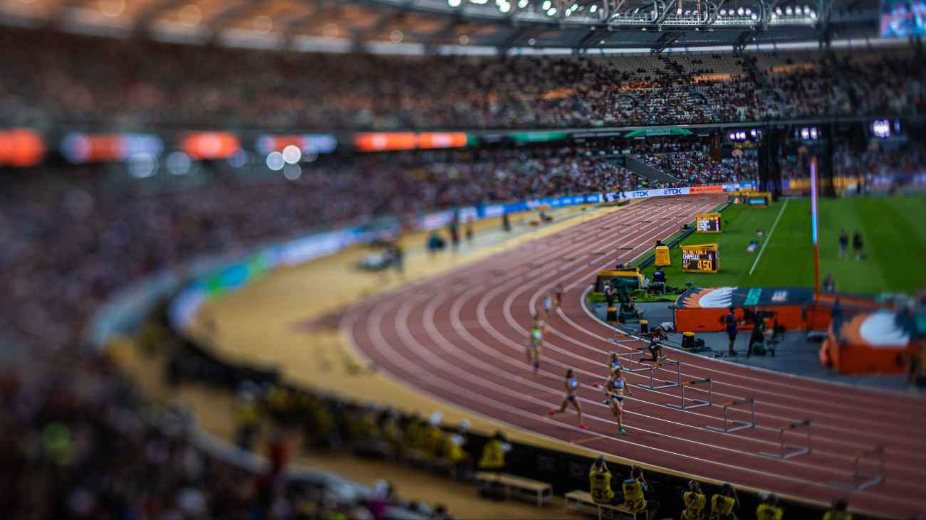 A női 400 méteres gátfutás előfutama a budapesti atlétikai világbajnokságon a Nemzeti Atlétikai Központban 2023. augusztus 21-én.
