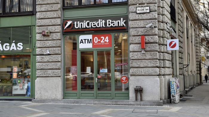 8,8 milliárd forintot zároltak egy magyar férfi bankszámláján