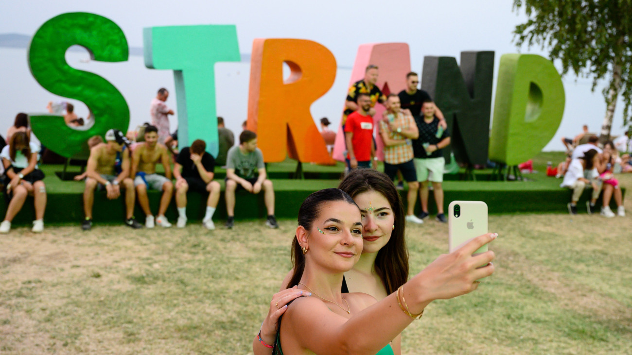 Résztvevők fotózkodnak a Strand fesztiválon Zamárdiban 2022. augusztus 18-án. A fesztivált augusztus 18. és 21. között rendezik a Balaton-parti településen.