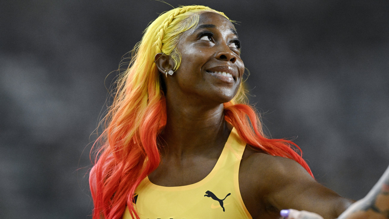 A jamaicai Shelly-Ann Fraser-Pryce a női 100 méteres síkfutás elődöntőjében a budapesti atlétikai világbajnokságon a Nemzeti Atlétikai Központban 2023. augusztus 21-én.