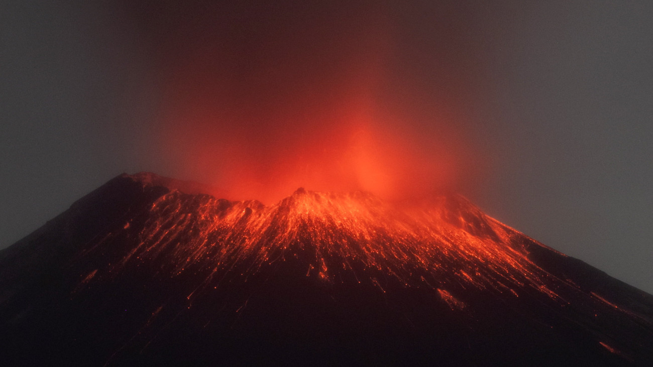 A Popocatépetl tűzhányó hamut lövell a magasba a mexikói Puebla államban fekvő San Pedro Benito Juárezből nézve 2023. május 22-én, amikor erősödik a vulkáni tevékenység.