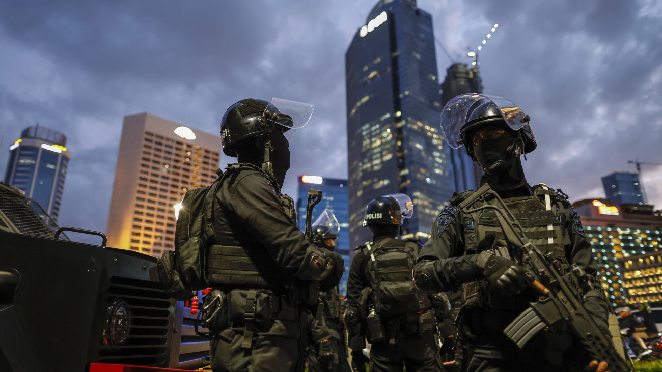 Rendőrök járőröznek Jakarta központjában 2021. december 31-én.MTI/EPA/Mast Irham