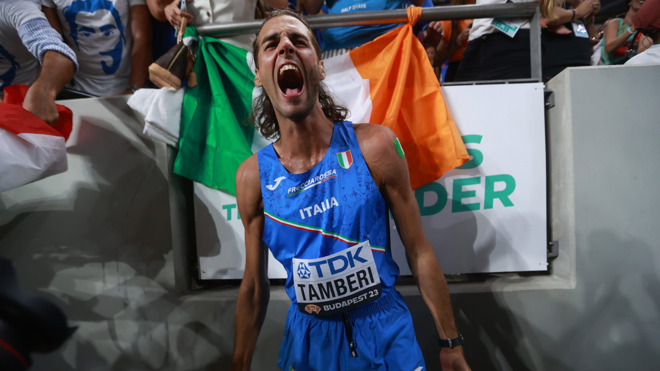 A győztes olasz Gianmarco Tamberi a férfi magasugrás döntője után a budapesti atlétikai világbajnokságon a Nemzeti Atlétikai Központban 2023. augusztus 22-én.