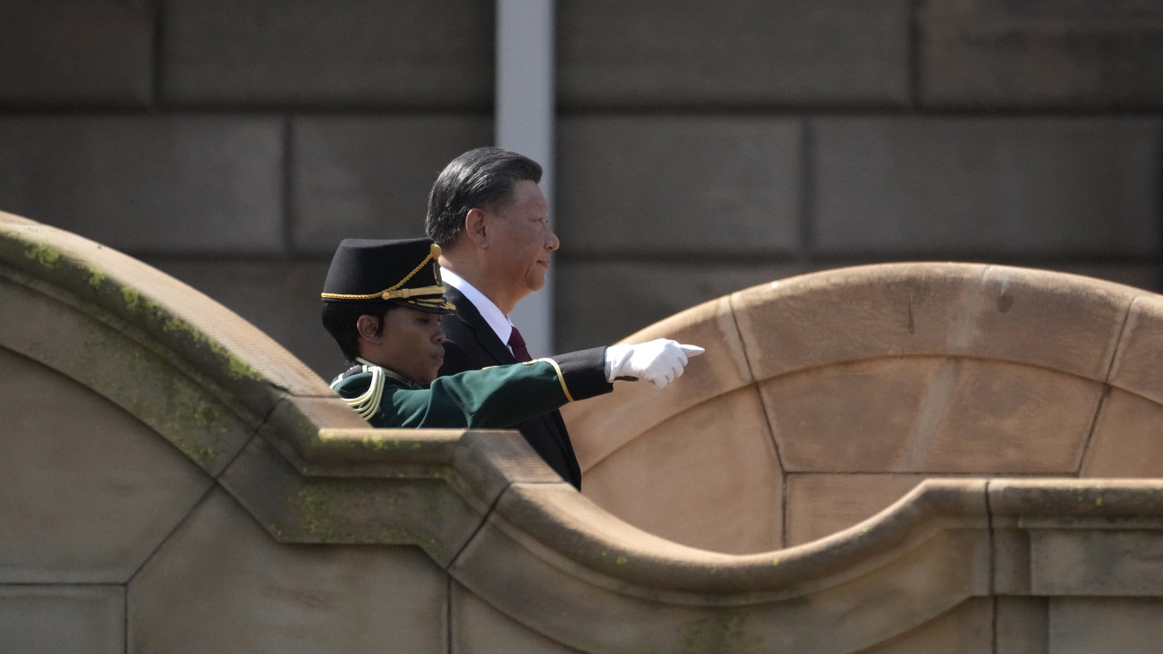 Hszi Csin-ping kínai elnök ellép a tiszteletére felsorakozott díszőrség előtt a pretoriai kormányhivatalnál 2023. augusztus 22-én. A kínai elnök a BRICS-országok (Brazília, Oroszország, India, Kína és Dél-Afrika) johennesburgi csúcstalálkozójára érkezett Dél-Afrikába.