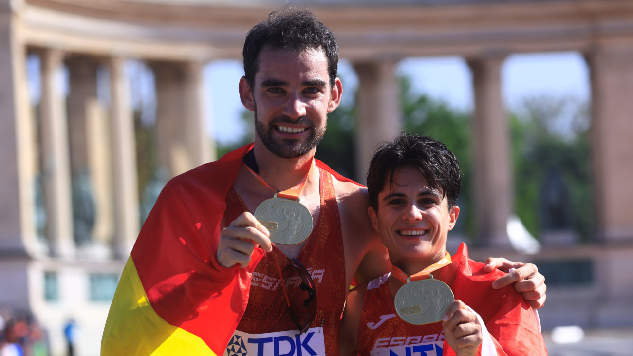 Álvaro Martín és Maria Pérez, a férfi és a női 35 kilométeres gyaloglás versenyek spanyol győztesei a budapesti atlétikai világbajnokságon a Hősök terén 2023. augusztus 24-én.