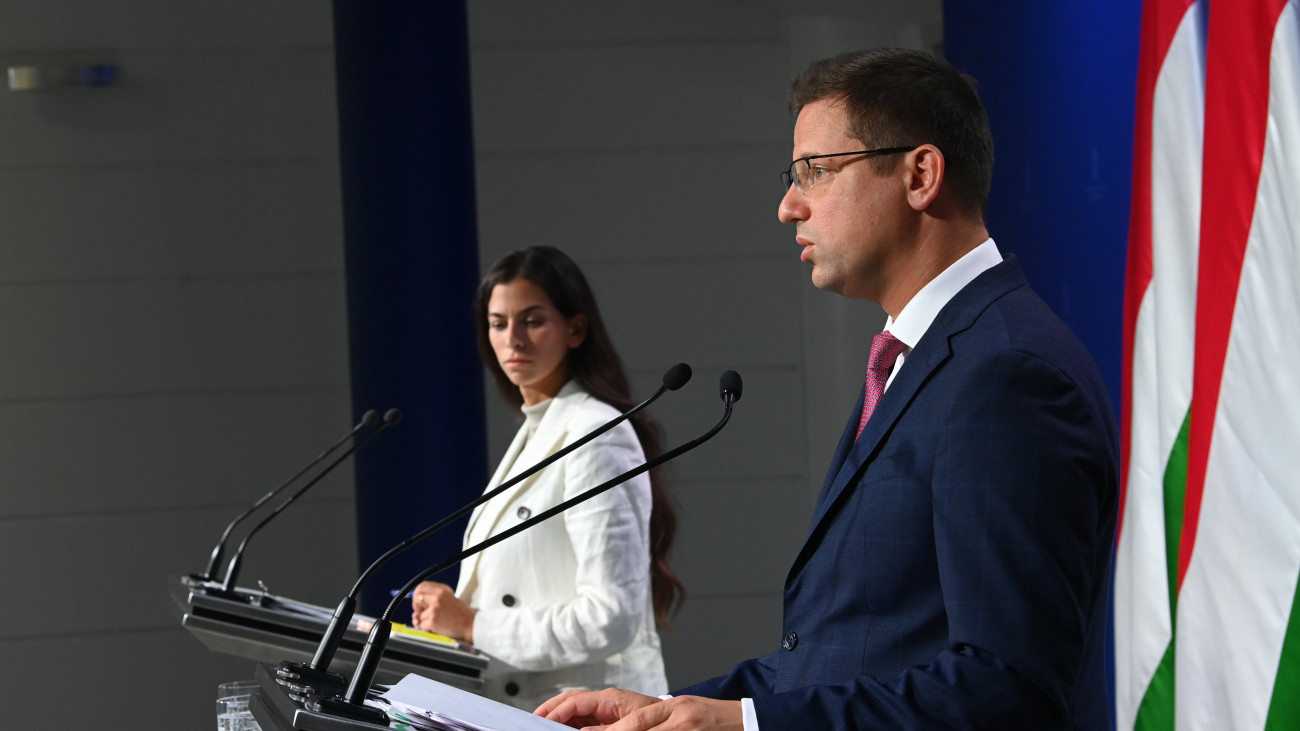Gulyás Gergely Miniszterelnökséget vezető miniszter (j) és Szentkirályi Alexandra kormányszóvivő a Kormányinfó sajtótájékoztatón a Miniszterelnöki Kabinetiroda épületében 2023. augusztus 24-én.